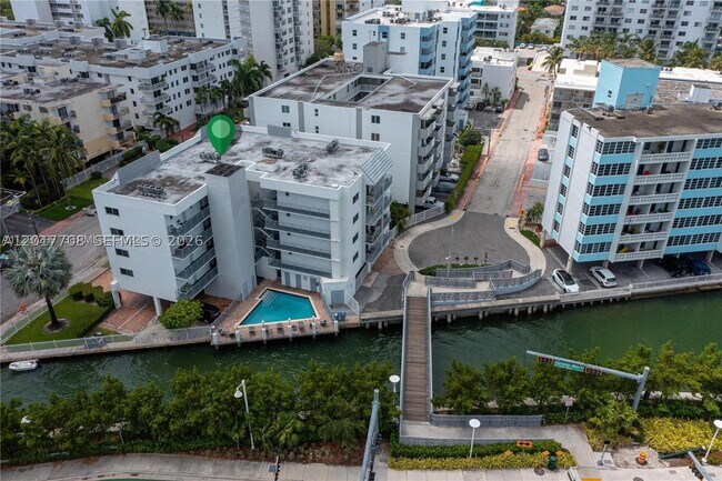 Building Photo - 1674 Bay Dr E