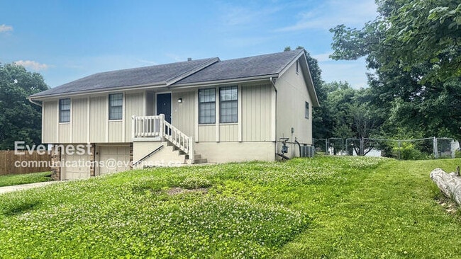 Building Photo - 512 SE Silver Ln
