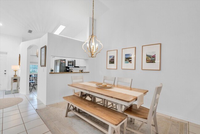 Building Photo - ***ANNUAL UNFURNISHED***NOW AVAILABLE***NO...