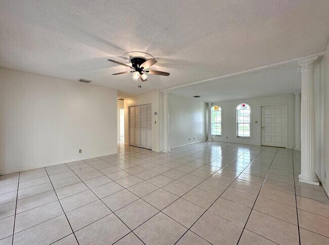 Building Photo - 1292 Essex Dr