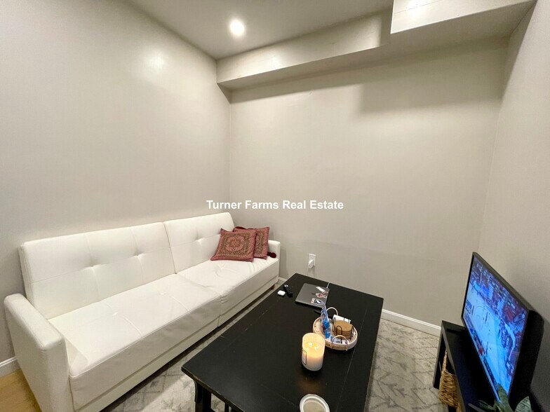 Building Photo - 91 Hudson St