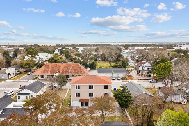 Building Photo - Newly Renovated Townhome