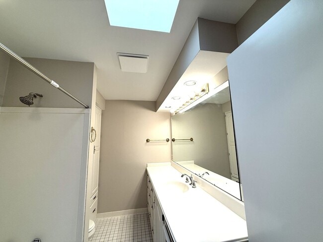 Building Photo - Spacious 3 Bedroom 2 Bath Home