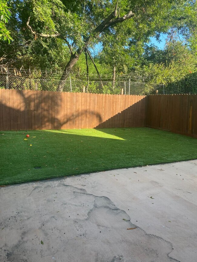 Building Photo - Beautiful 2 Bedroom, 2 Bathroom, Upper Uni...