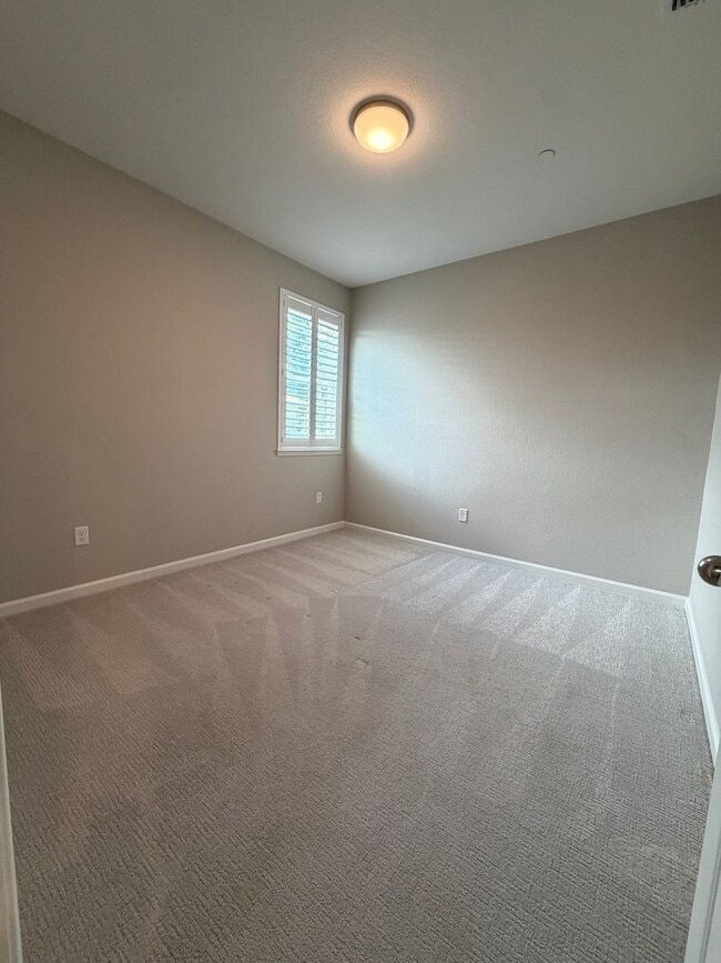 Building Photo - 700 Apricot Cir