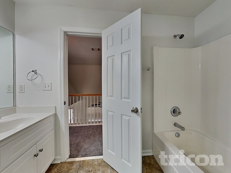 Building Photo - 4884 Somerset Dr