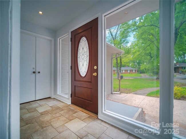 Building Photo - 1123 Lynbrook Dr