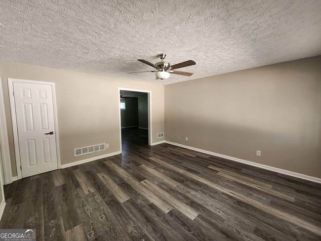 Building Photo - 4524 Lasalle Dr