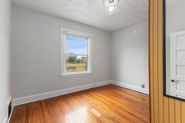 Building Photo - 2607 Robertson Ave