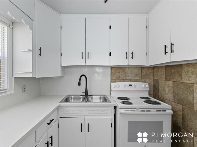 Building Photo - Stylish Updates + Spacious Yard + 2-Car Ga...