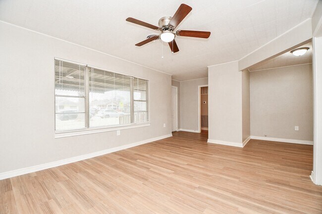 Building Photo - 919 Forest Oaks Dr