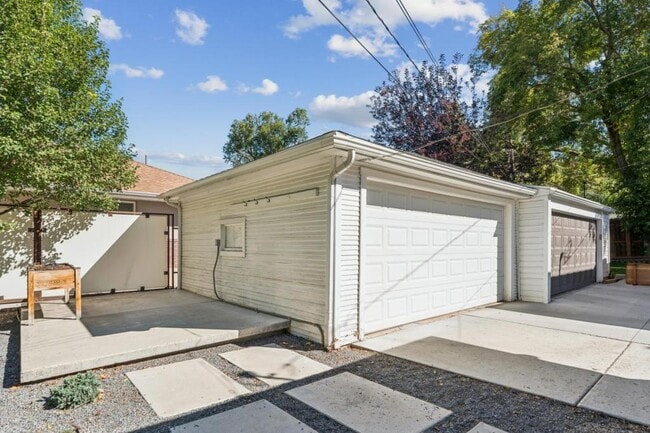 Building Photo - 1041 Yale Ave S