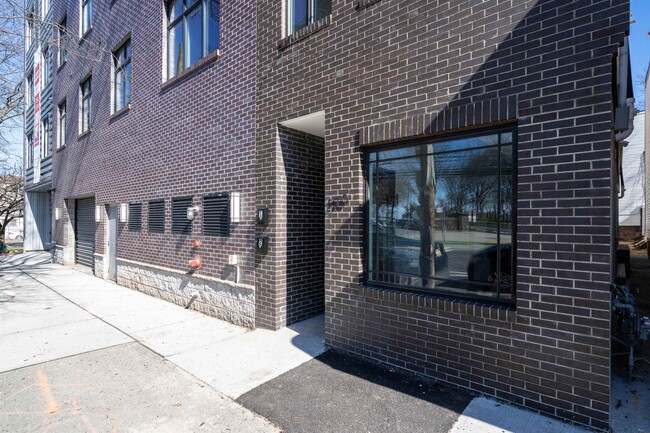 Building Photo - 270 Duncan Ave