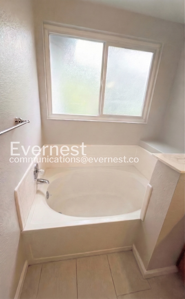 Building Photo - 4936 Creekwood Dr