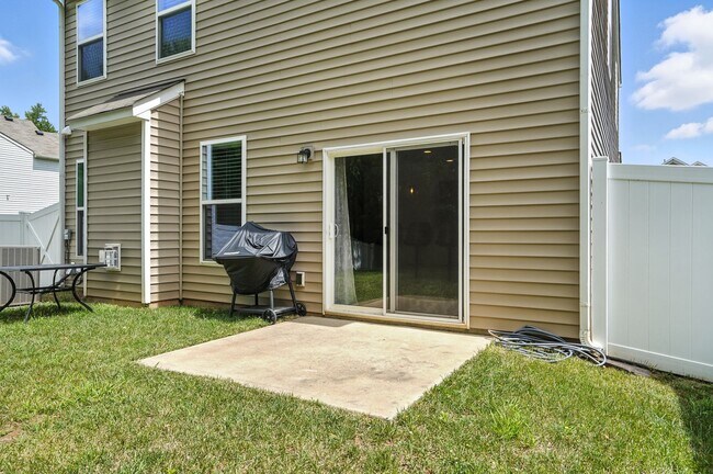 Building Photo - Beautifully Maintained 3-Bedroom Home with...