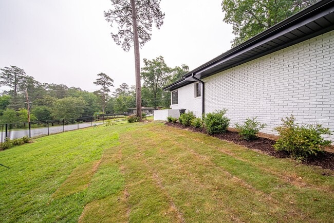 Building Photo - 4 bedroom/3 bath, 3711 sqft in Midtown!