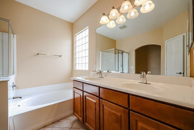 Building Photo - BEAUTIFUL 4 BEDROOM, 2.5 BATH WITH A POOL IN THE HEART OF GILBERT