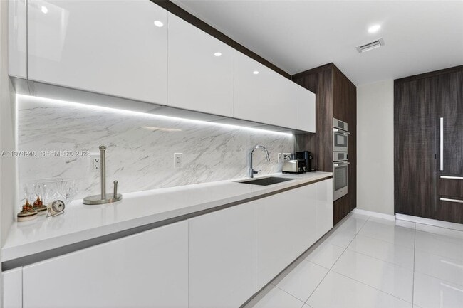 Building Photo - 851 NE 1st Ave