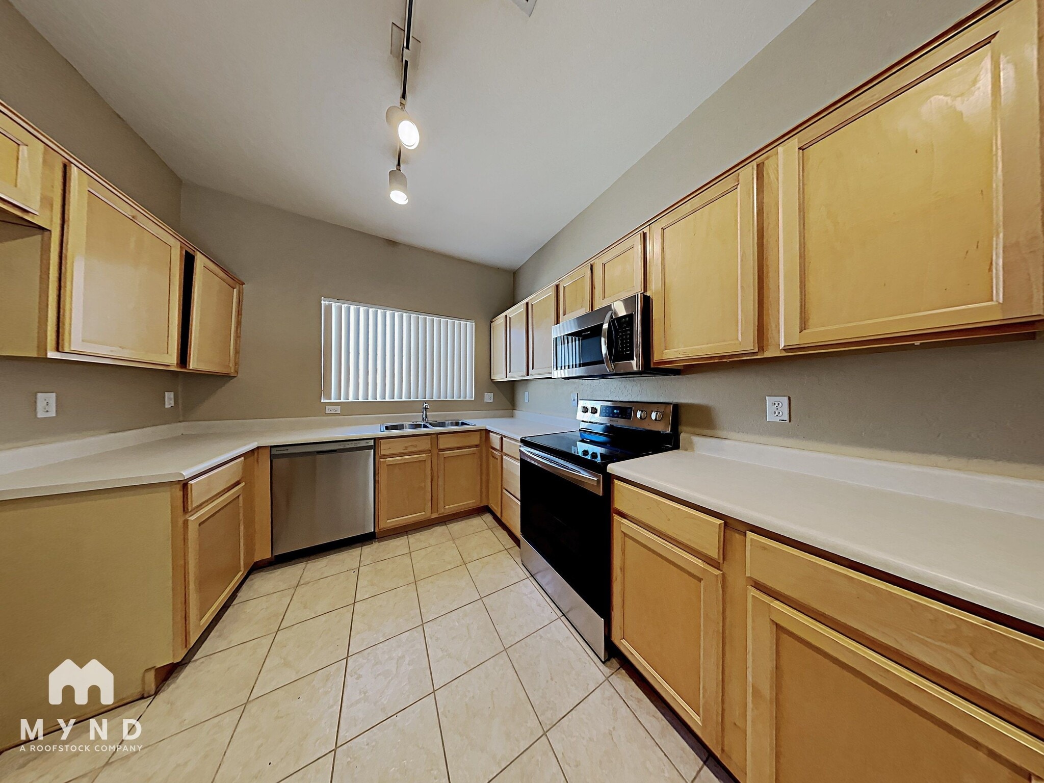 Building Photo - 685 E Cantebria Dr