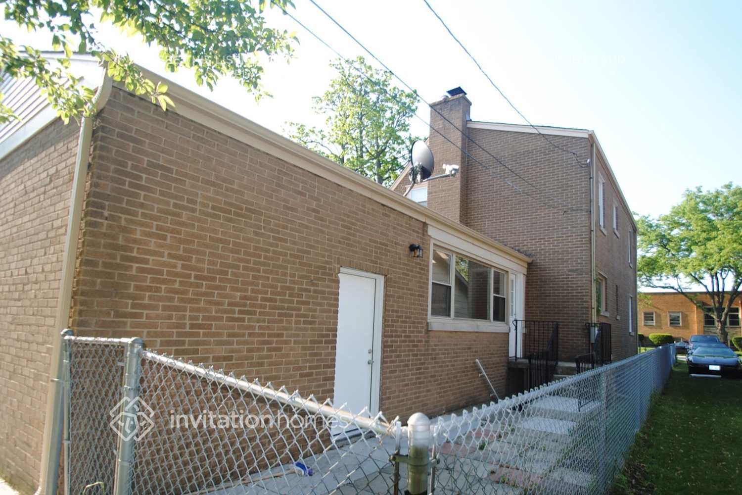 Building Photo - 9852 Schiller Blvd