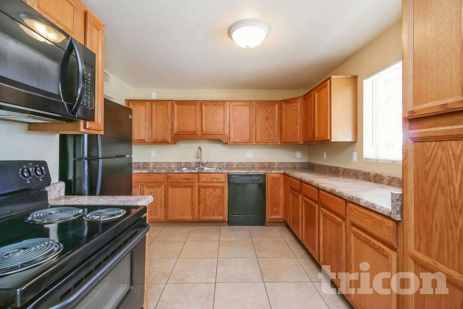 Building Photo - 5017 W Sierra Vista Dr