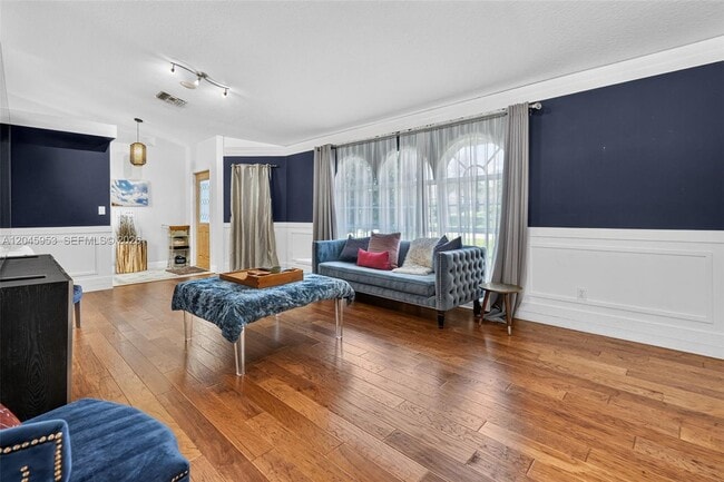 Building Photo - 542 N Cypress Dr