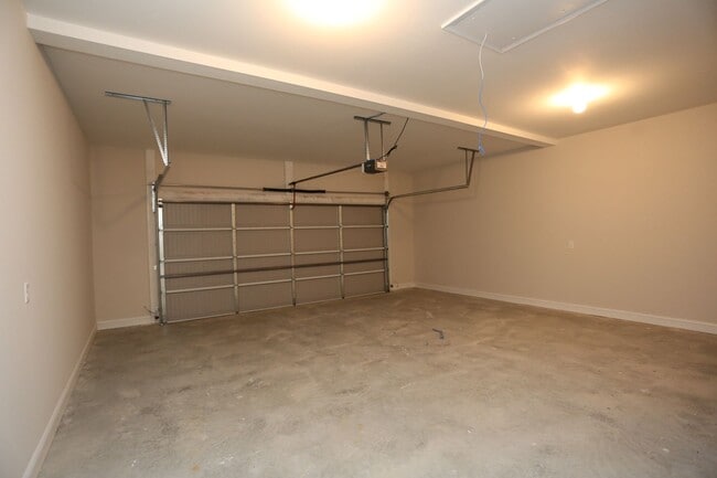 Building Photo - 4 Bedroom Brick House Available TODAY!