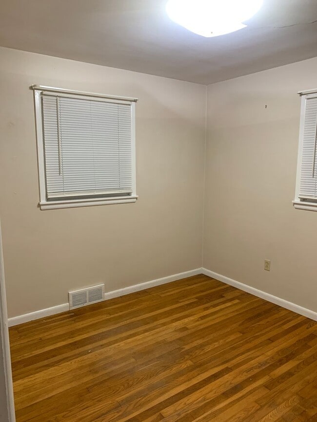 Building Photo - Wonderful 4 bedroom + South Burlington home