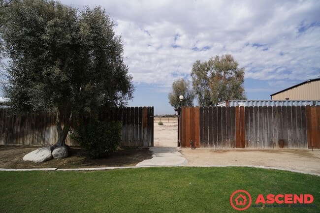 Building Photo - Gorgeous Northwest Bakersfield Home with H...
