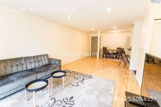 Building Photo - Prime Bellevue Condo, conveniently located...