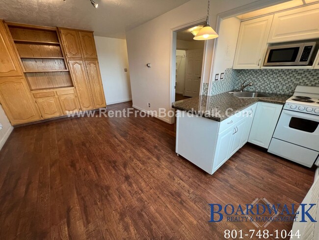 Building Photo - Beautiful Top Floor University Condo with ...