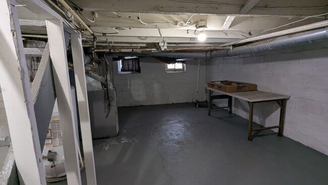 Building Photo - Welcome to this charming 3-bedroom, 1-bathroom home in Akron - Section 8 Welcome