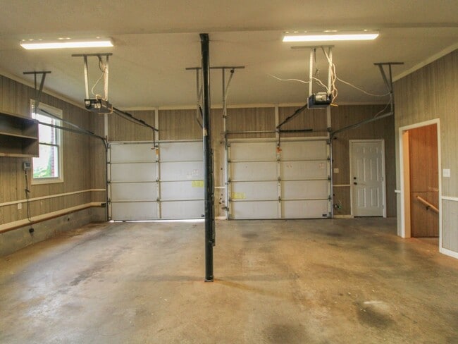 Building Photo - Spacious home!