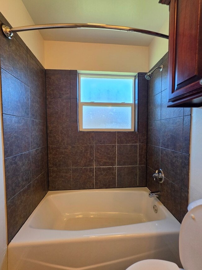 Building Photo - 3 bed, 2 bath home in Shawnee!