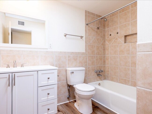 Building Photo - 4 Bedroom 2 Bathroom