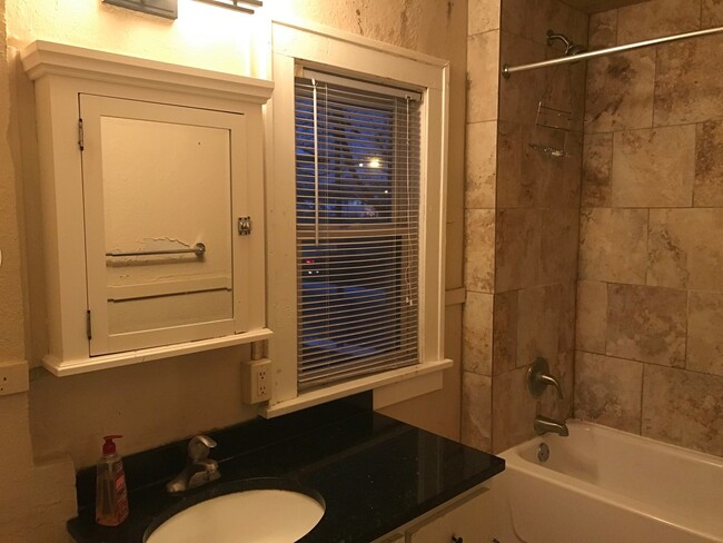 Building Photo - Charming 3 bedroom 1 bath in University/Le...