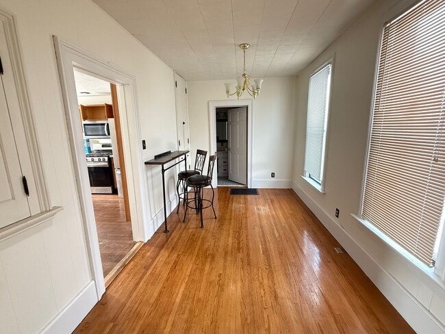 Building Photo - Large 4 BR house in Heyworth