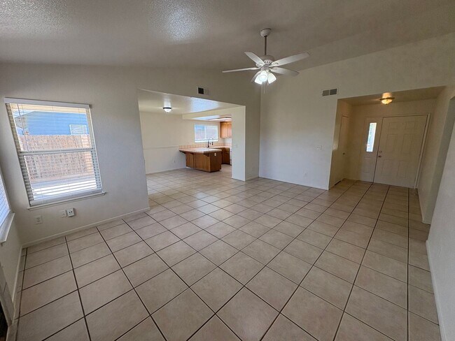 Building Photo - Cozy Home On Spacious Lot In Tulare Available Now!