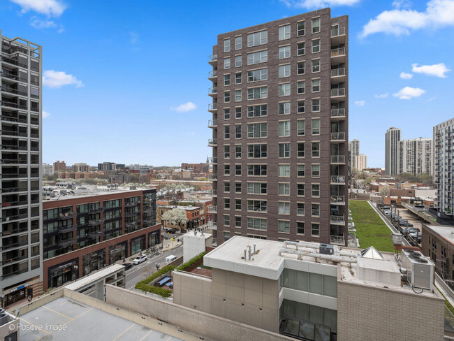 Building Photo - 1212N N La Salle Dr