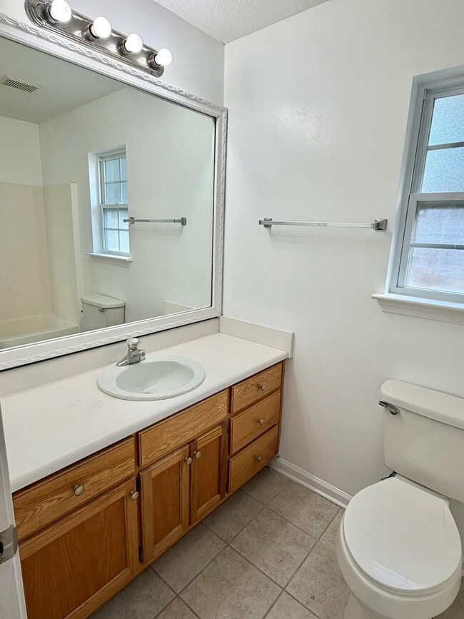 Building Photo - Spacious 5-bedroom, 3-bath home!