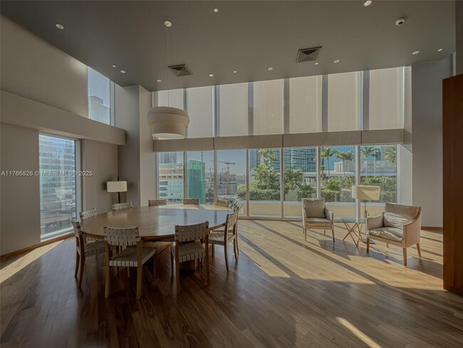 Building Photo - 1300 Brickell Bay Dr