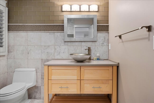 Building Photo - 710 Lighthouse Ave