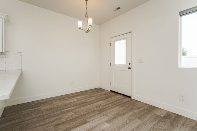 Building Photo - Beautiful 3 Bed, 2.5 Town Home! Available Now! See Our 3D Tour of This Property! Available NOW!