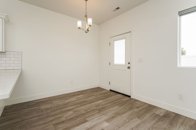 Building Photo - Beautiful 3 Bed, 2.5 Town Home! Available Now! See Our 3D Tour of This Property!