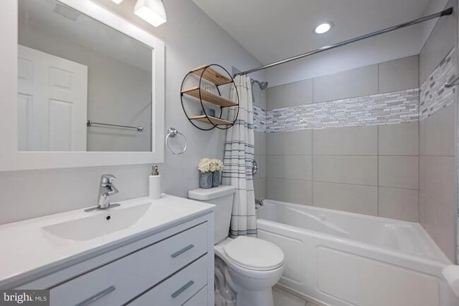 Full Bath with Jet-tub - 217 S Regester St