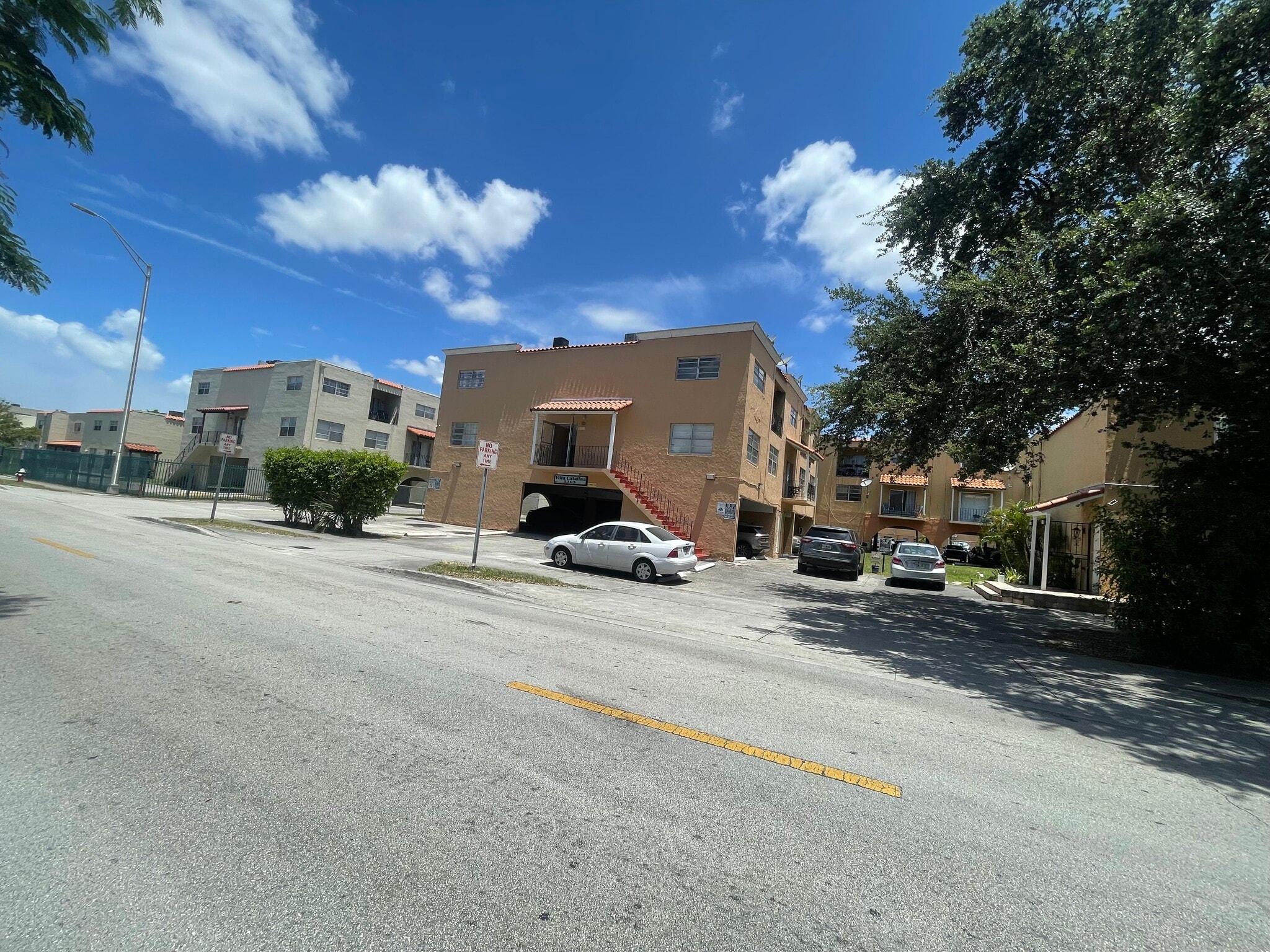 Building Photo - 1305 W 53rd St