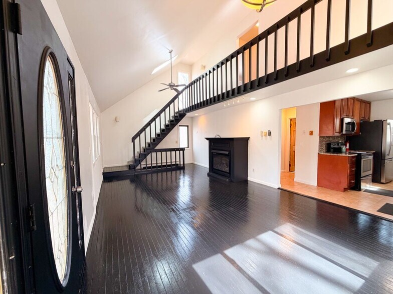 Building Photo - 811 Hickory Ct