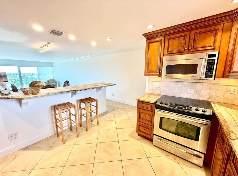 Building Photo - 1160 Hillsboro Mile