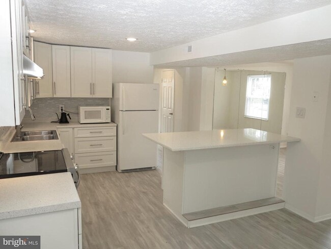 Building Photo - 8406 Woodford Ct