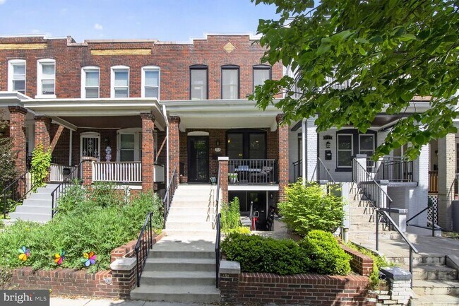 Building Photo - 553 24th St NE